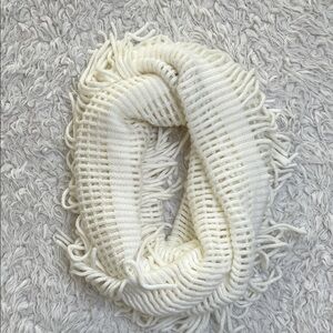 White Scarf D&Y Knit Fringe Fall Winter
